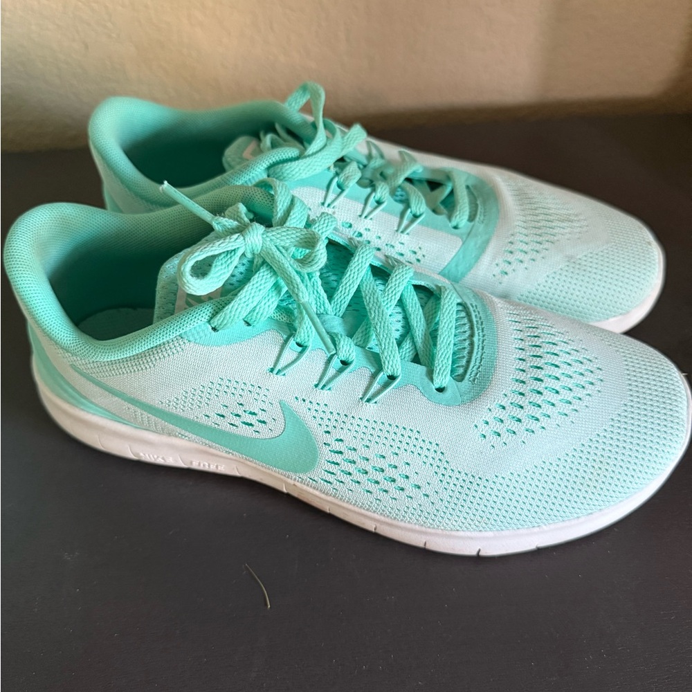 Nike Green Athletic Shoes Lightweight Breathable Design